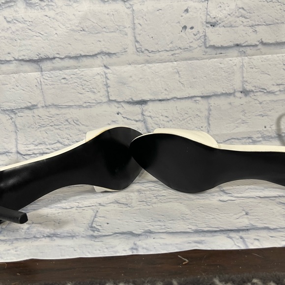 Carlos Santana white and black heels. Never worn. Size 10 - Picture 7 of 15